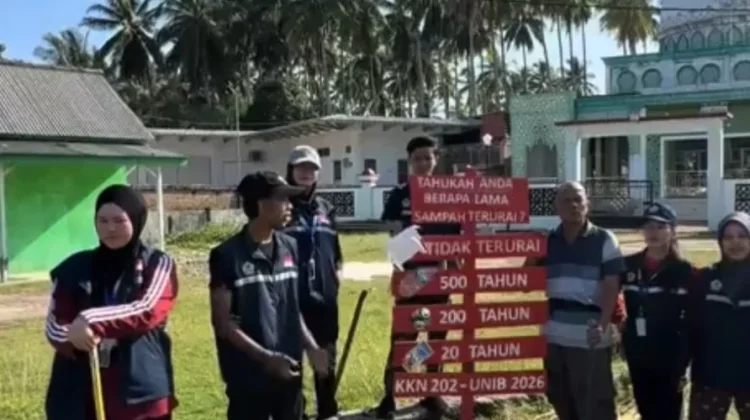 KKN Desa Kasuk Baru Gotong Royong Memberikan Halaman Masjid