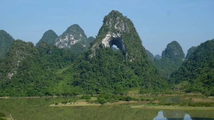 Pesona Gunung Mat Than, Keajaiban Karst Berlubang Alami di Utara Vietnam