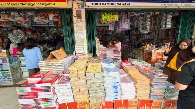 H-4 Masuk Sekolah, Toko ATK, Sepatu, dan Seragam Diserbu Pembeli