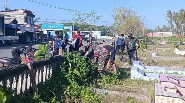 Babinsa Koramil Kaur Selatan Gotong Royong Bersama Mahasiswa KKN