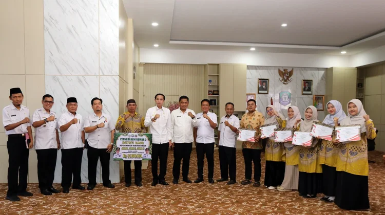 Bupati Kaur Serahkan Reward 9 Qori dan Qoriah Berprestasi MTQ Provinsi Bengkulu