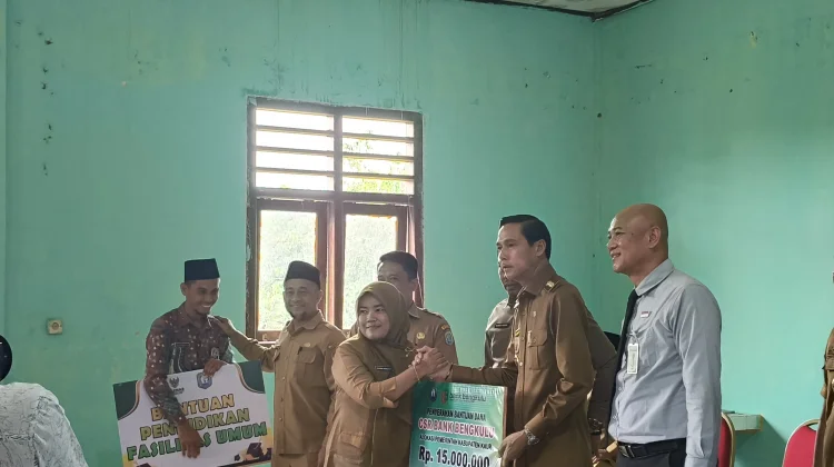 Bupati Kaur Salurkan Bantuan 50 Juta Untuk Perbaikan Sanitasi PKLK