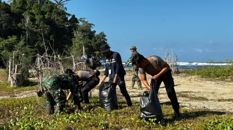 Polres Kaur dan TNI Gandeng Mahasiswa UNIB beserta Warga Gelar Aksi Bersih Pantai