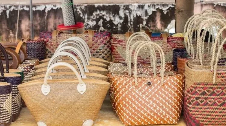 Pemasaran Kerajinan Anyaman Bambu Melalui Media Digital