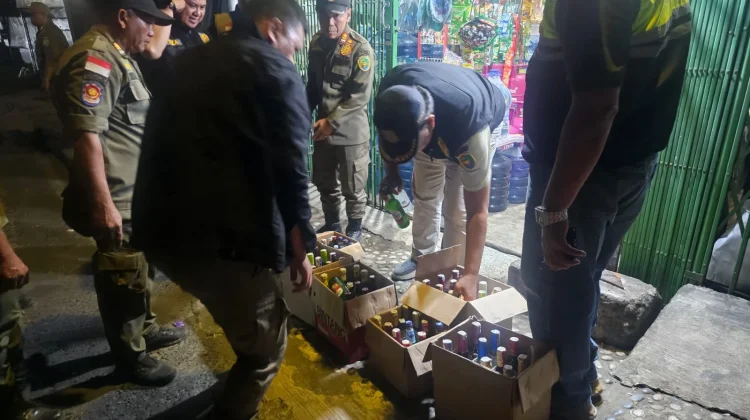 Satpol PP Kota Bengkulu Amankan 87 Botol Miras Tanpa Izin dari Warung Manisan