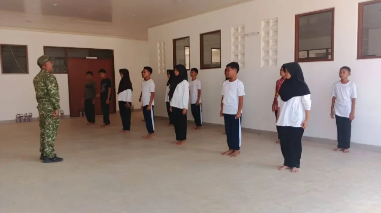 Babinsa Koramil Kaur Selatan Latih Siswa Sekolah Rakyat jelang MPLS