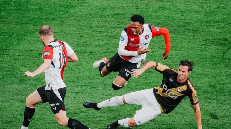 Feyenoord Rotterdam Raih Kemenangan Tipis 2-1 atas Rayo Vallecano di Laga Pramusim