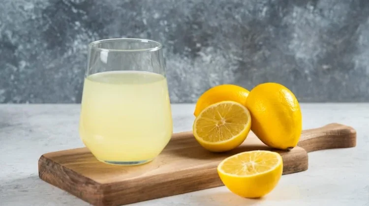 Cara Membuat Pembersih Kaca Alami dari Air Perasan Lemon