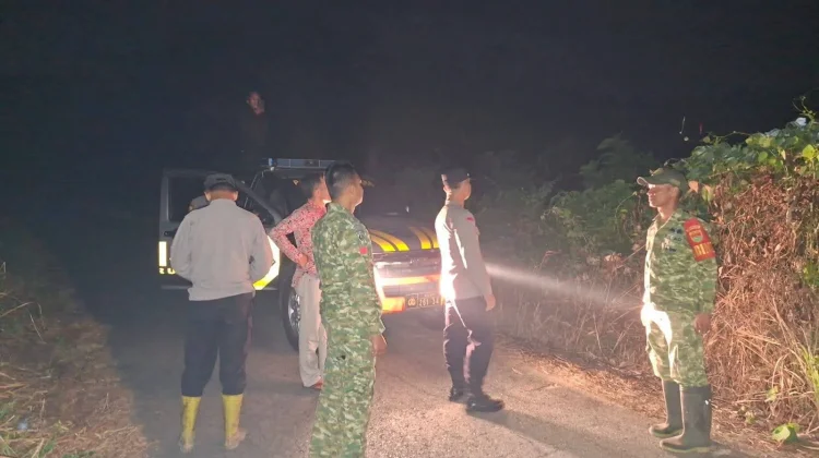 Babinsa Koramil Kaur Utara Bantu Padamkan Karhutla