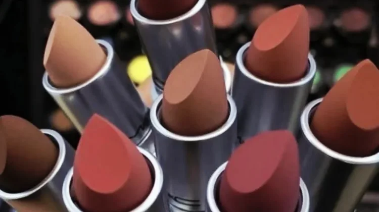 Tips Menggunakan Lipstik agar Tetap Aman untuk Kesehatan