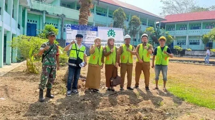 Babinsa Kaur Selatan Hadiri Revitalisasi Rehab SMKN 7 Kaur