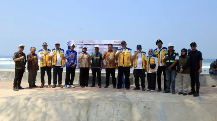 Tinjau Abrasi Pantai, Erna Sari Dewi Ingatkan Warga Jaga Kebersihan dan Fasilitas