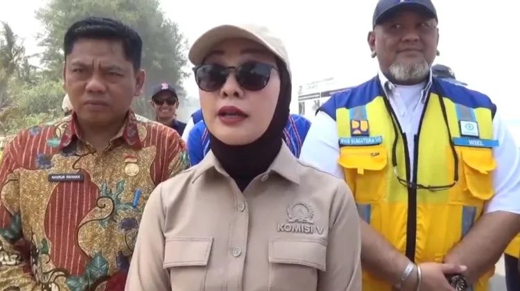 Tinjau Pengaman Pantai Kaur, Erna Sari Dewi Pastikan Mutu Proyek