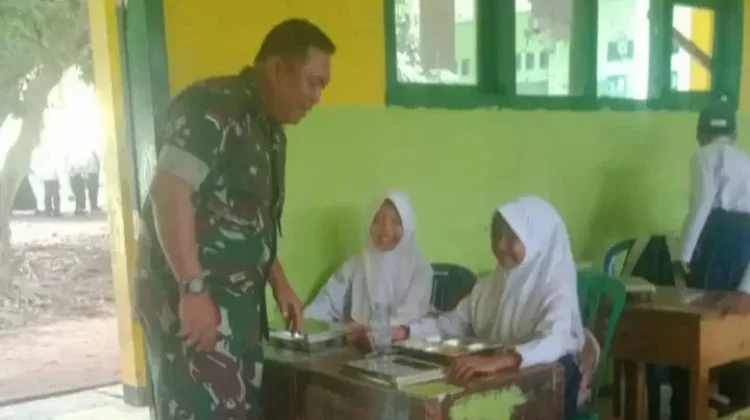 Babinsa Koramil Kaur Utara Monitoring Pendistribusian MBG