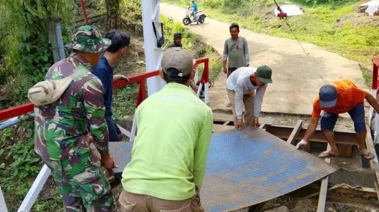 Babinsa Koramil Pino Monitoring Pembangunan Jembatan Gantung Air Sebilo