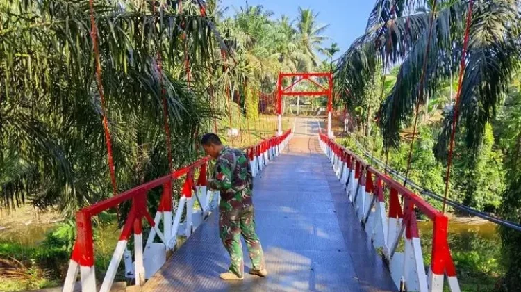 Babinsa Koramil Pino Monitoring Pembangunan Jembatan Gantung