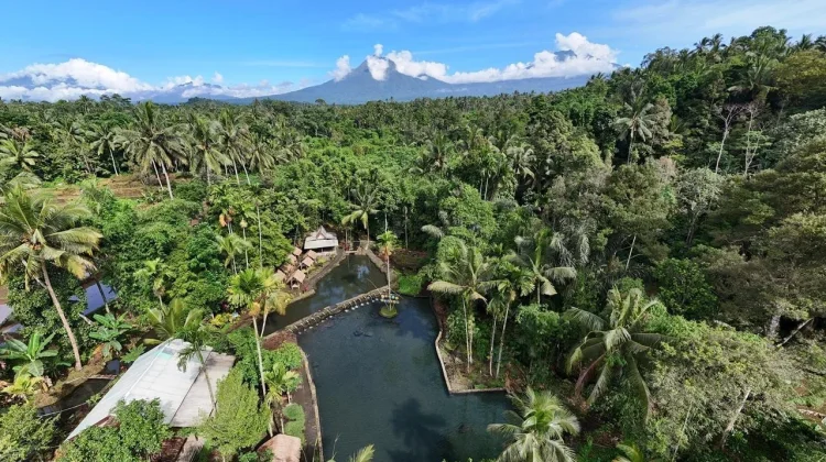 Berendam di Pemandian Air Panas Alami Banyu Kuwung