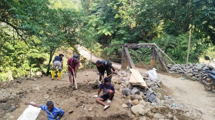 Babinsa Koramil Kaur Selatan Genjot Pembangunan Jembatan Gantung Manula