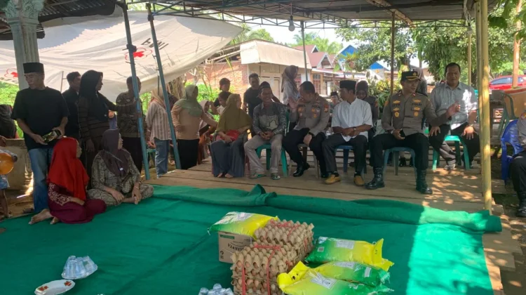 Kapolres Bengkulu Utara Salurkan Bantuan Sosial Korban Kebakaran di Desa Senali