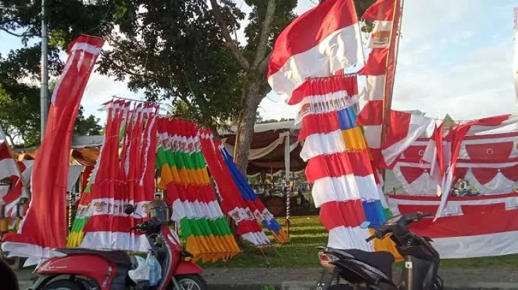 Penjual Pernak-pernik Agustusan Mulai Ramai di Lapangan Merdeka Bintuhan