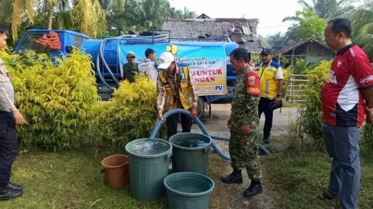 Danramil 408-01 Pino Dampingi Pendistribusian Air Bersih untuk Masyarakat