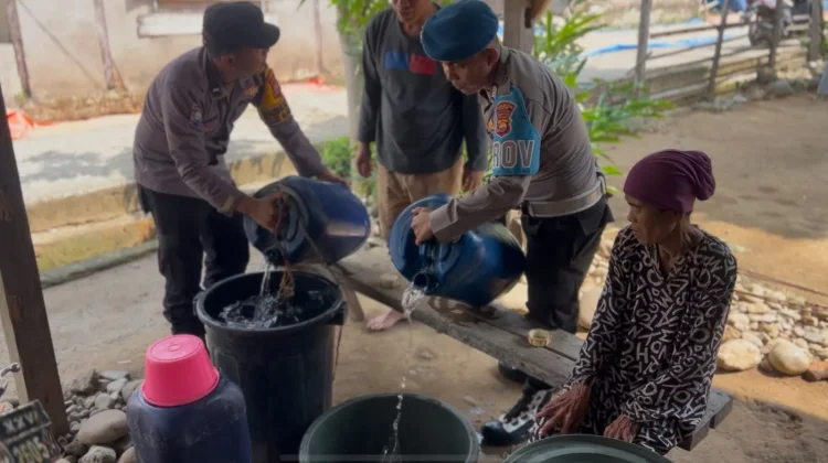 Polsek Muara Sahung Salurkan Air Bersih dan Minta Warga Cegah Kebakaran
