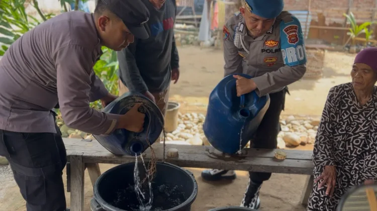 Salurkan Air Bersih, Warga Antusias Bukti Polri Hadir