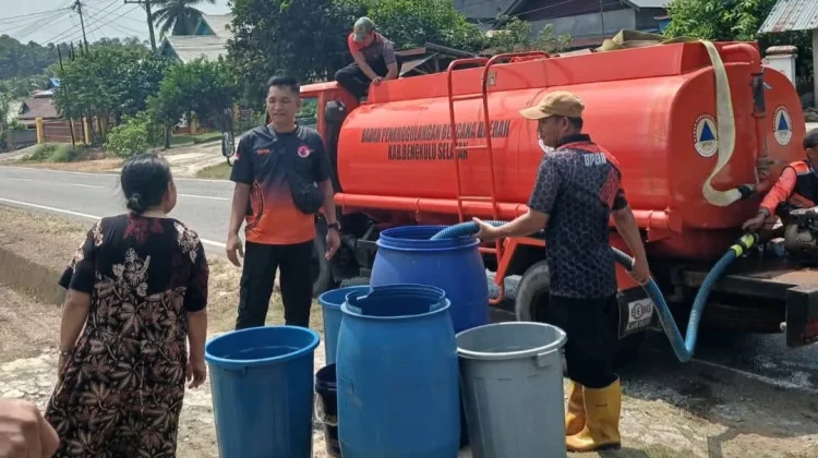 Musim Kemarau Berkepanjangan, BPBD Salurkan Bantuan Air Bersih ke Desa