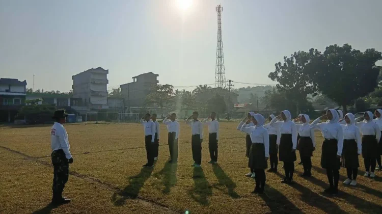 Babinsa Koramil Pino Latih Paskibra Kecamatan Pino Raya