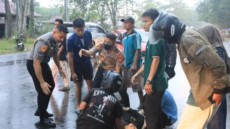 Kapolda Bengkulu Sigap Evakuasi Korban Kecelakaan di Pantai Panjang