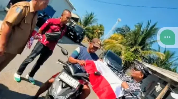 Kesbangpol Bengkulu Selatan Laksanakan Pembagian Bendera ke Masyarakat