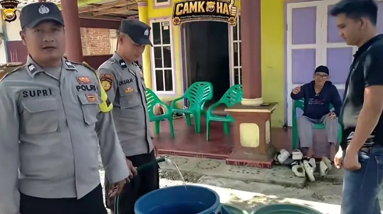 Polsek Kaur Tengah Sakurukan Air Bersih Kepada Warga Cahaya Batin