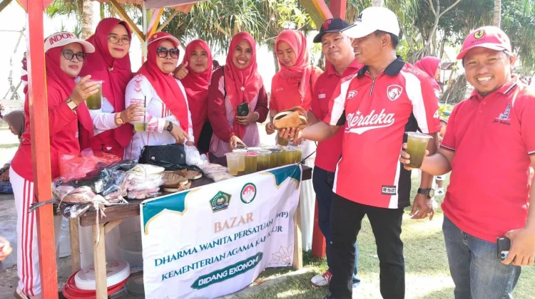 DWP Kemenag Kaur Gelar Bazar UMKM di Pantai Pengubaian