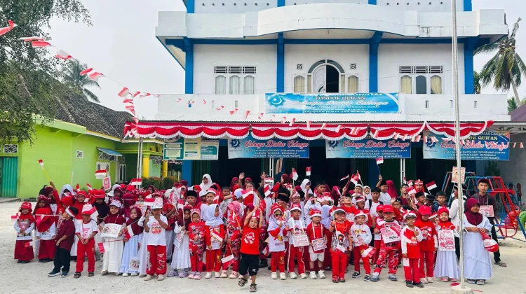Ratusan Santri Yayasan Cahaya di Atas Cahaya Gelar Pawai Kemerdekaan