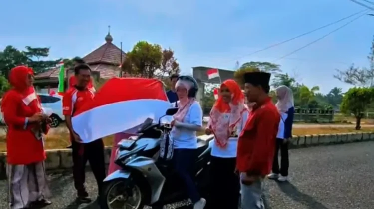 Kemenag Kaur Bagikan Bendera Merah Putih, Semarak HUT ke-81 RI