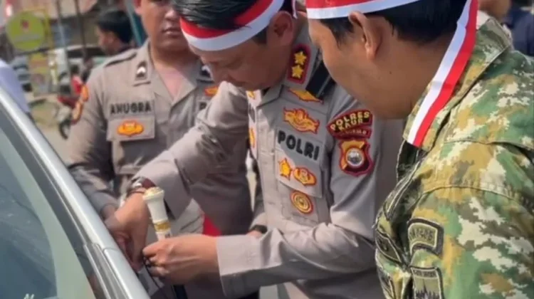 Kobarkan Semangat Kebangsaan, Kapolres Kaur Bagikan Bendera Merah Putih