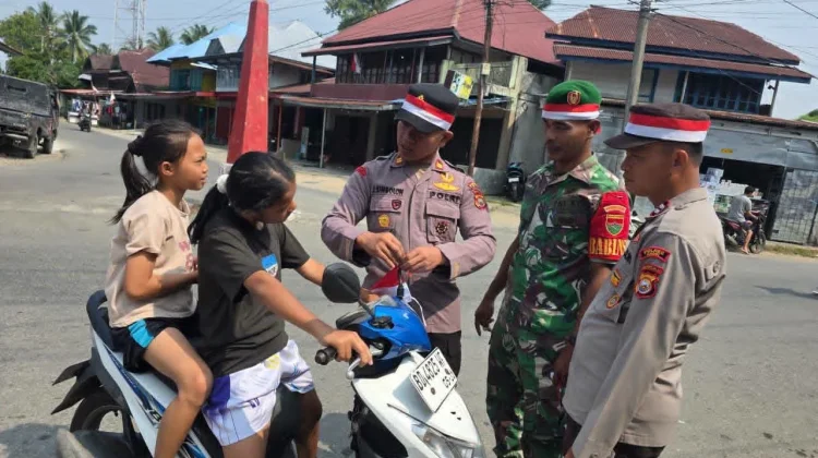 Babinsa Koramil Kaur Utara Bagi-bagi Bendera Merah Putih