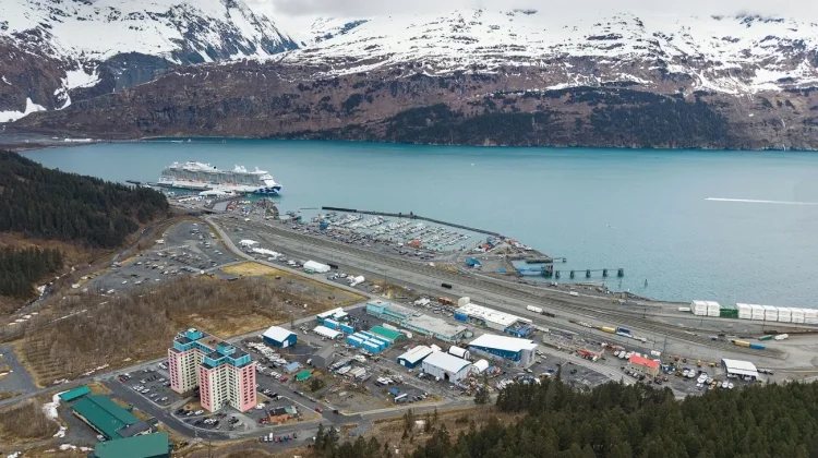 Menjelajahi Whittier: Kota Paling Unik di Alaska yang Berada di Bawah Satu Atap