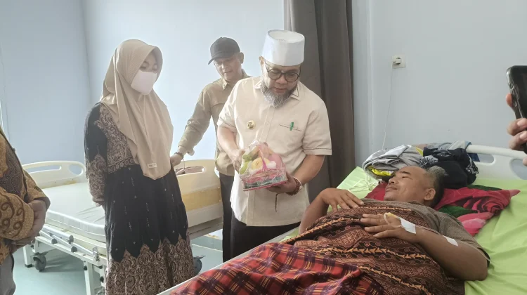 Gubernur Bengkulu Kunjungi Pasien RSUD Kaur, Ingatkan Perawat Layani dengan Tulus