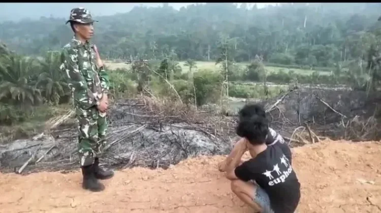 Babinsa Koramil Kaur tengah Sosialisasi Bahaya Karhutla