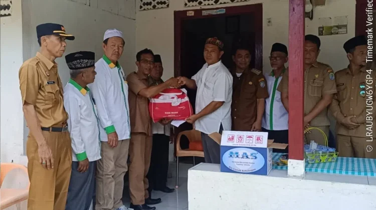 Dinsos Kaur Berikan Bantuan Korban Kebakaran di Maje