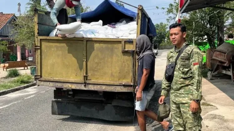 Babinsa Koramil Kaur Selatan Monitoring Penyaluran Bantuan Pangan