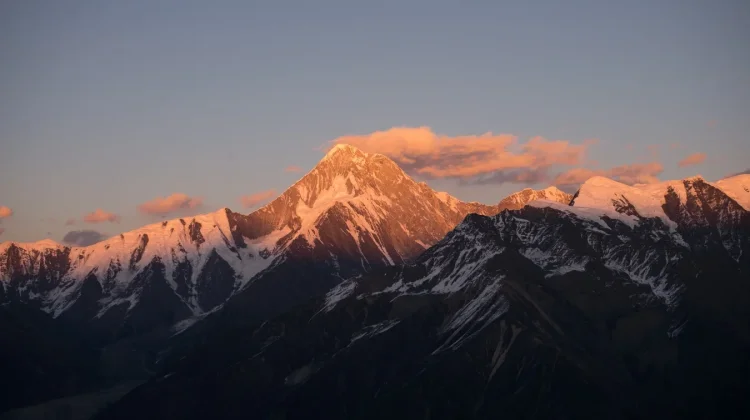Pesona dan Tantangan Gunung Gongga, Atap Tertinggi di Provinsi Sichuan