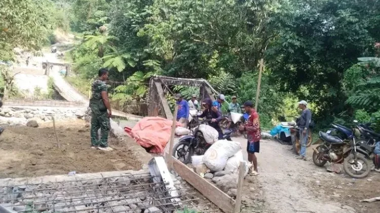 Babinsa Koramil Kaur Selatan Genjot Pembangunan Jembatan Gantung