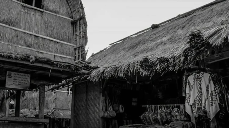 Mengenal Keindahan Desa Sade yang Terbakar