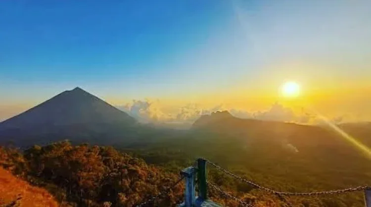 Mengenal Puncak Tertinggi di Pulau Flores