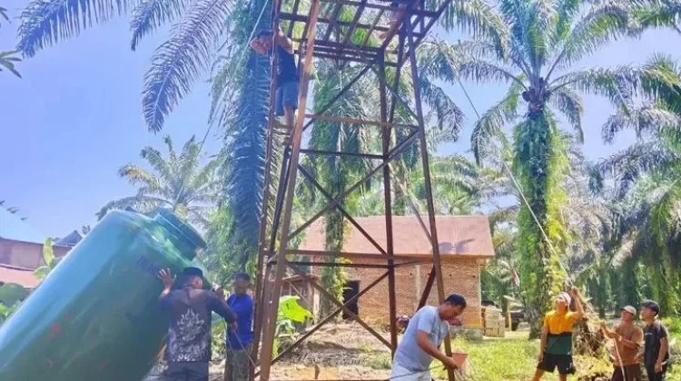 Babinsa Koramil Pino Monitoring Pembangunan Sumur Bor Ulu Manna