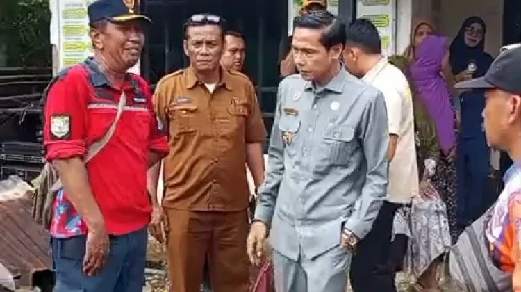 Bupati Kaur Tinjau Rumah Warga yang Ludes Terbakar di Talang Tais