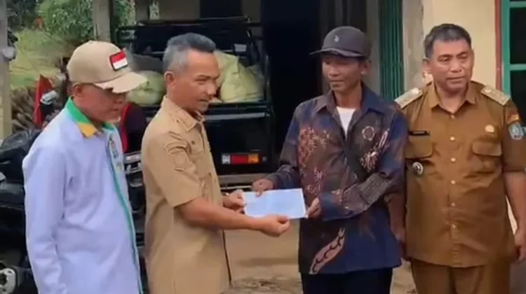 Pemda Kaur dan BAZNAS Salurkan Bantuan untuk Korban Kebakaran di Desa Sinar Mulya