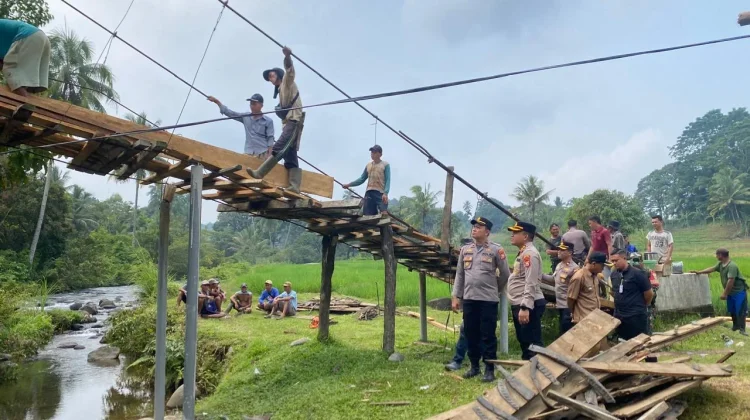 Gotong Royong Polri dan Warga Perbaiki Jembatan Lubuk Titik di Bengkulu Utara